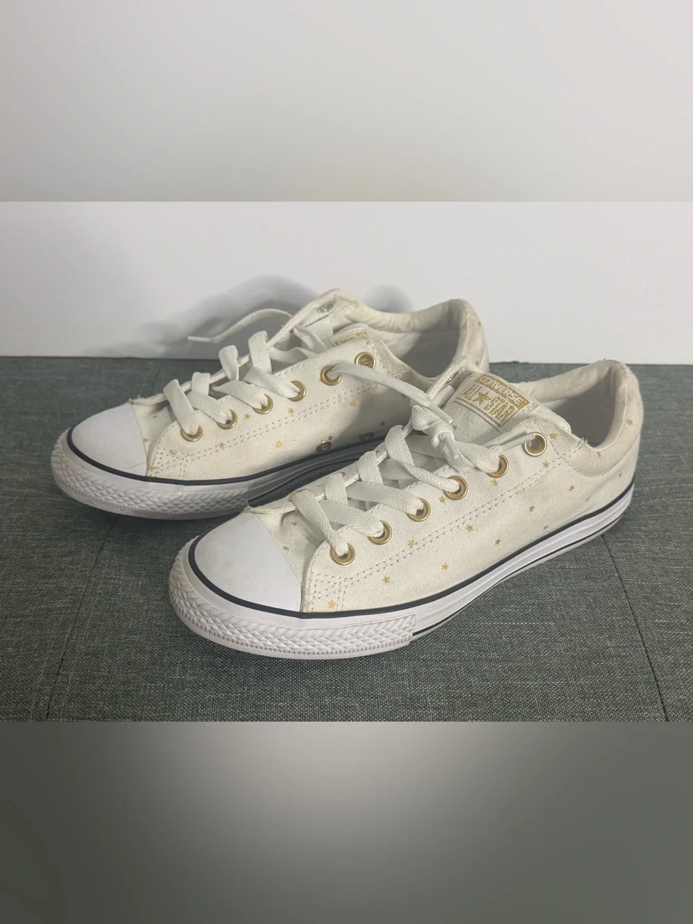 Converse Chuck Taylor All Star Low Top White Gold Stars Youth Kids Size 5 Junior